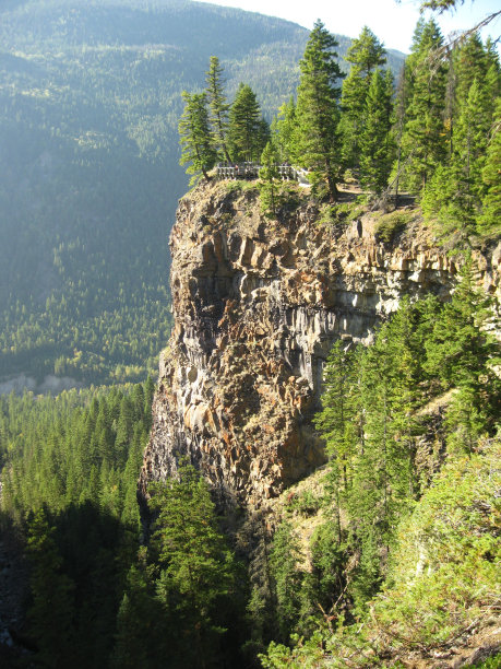 在峡谷的高墙上图片下载
