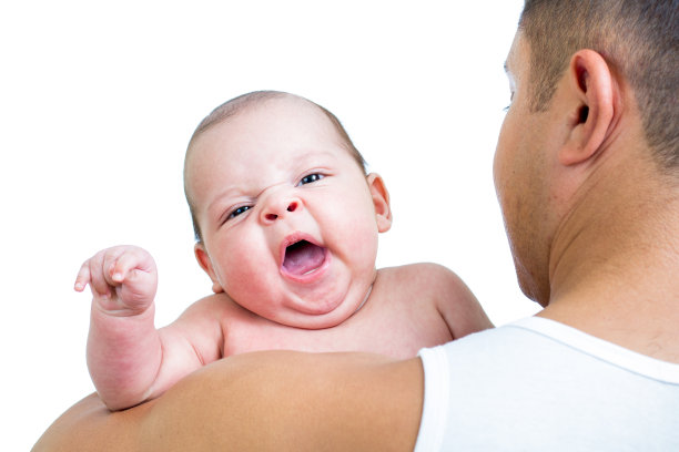 有趣的小婴儿在父亲的肩膀上孤立在白色的背景图片下载