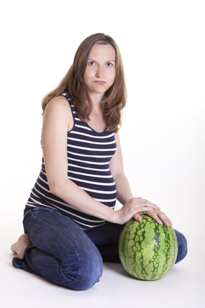 孕妇和绿色大西瓜图片下载