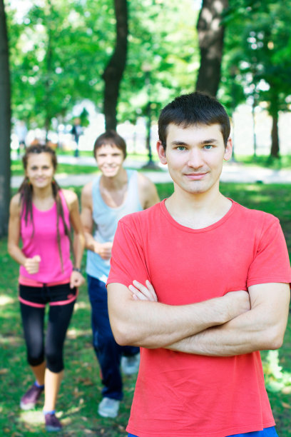 户外运动的年轻人图片下载