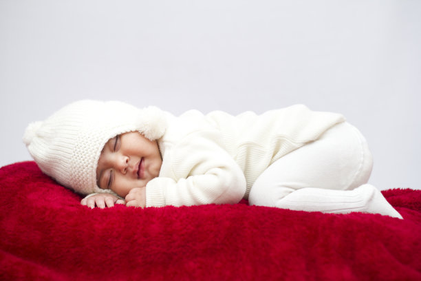 小女孩穿着白色的裙子睡觉图片下载