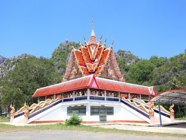 美丽的寺庙与蓝天背景图片下载