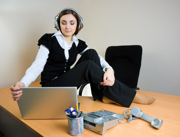 年轻的女商人坐在桌子上图片下载