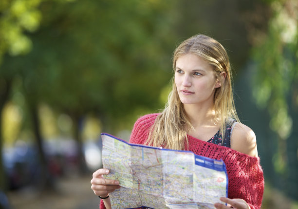 地图的女孩图片下载