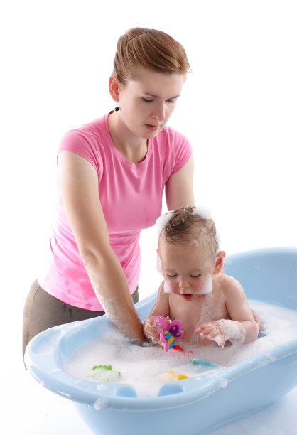 婴儿洗澡图片下载