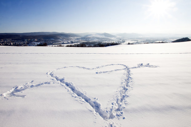雪白的雪以沉心的形状图片下载