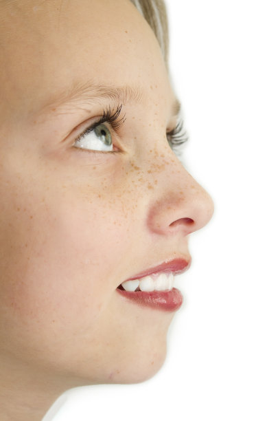 特写年轻女孩的侧面图片下载