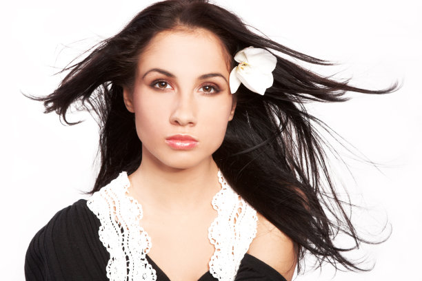 一个漂亮的黑发女孩的时尚肖像图片下载