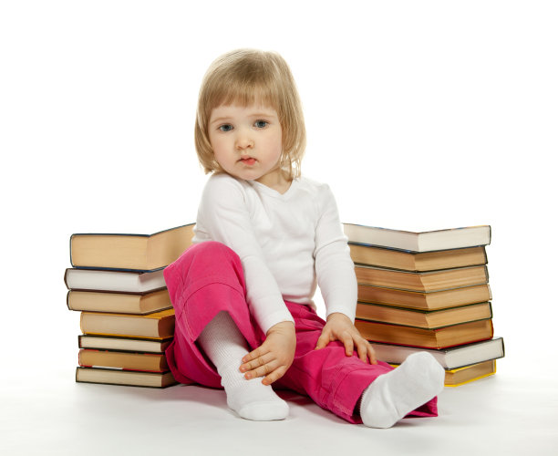 坐在书中沉思的小女孩图片下载