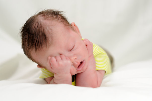 沉睡的婴儿男孩图片下载
