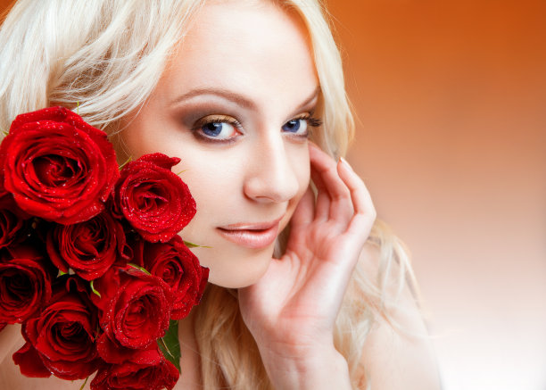 漂亮的女孩，金发上插着红玫瑰图片下载