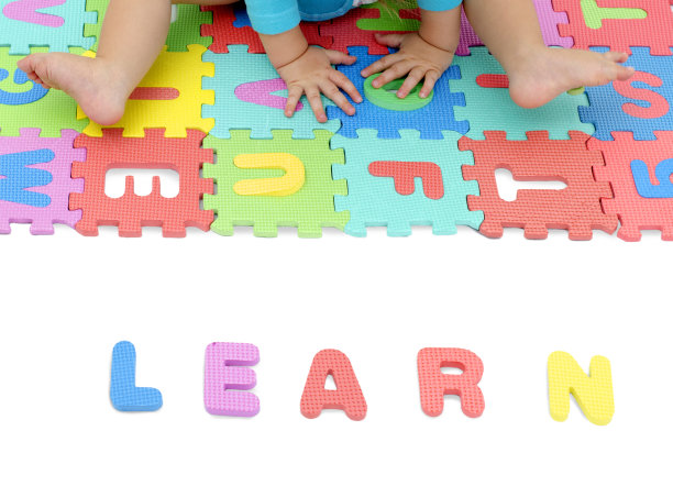 宝宝玩字母拼图图片下载