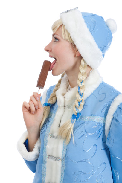 女孩穿着传统的俄罗斯圣诞服装舔冰淇淋图片下载