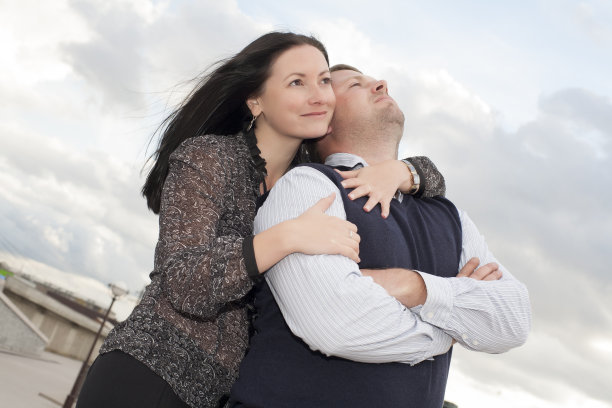 迷恋的年轻人图片下载