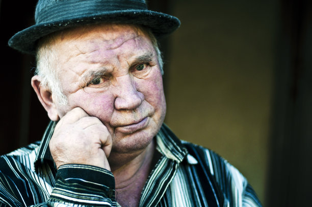 老人的手一直靠近脸图片下载