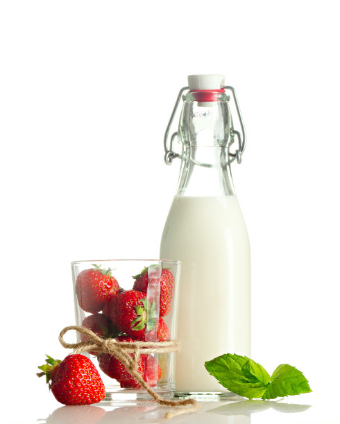 草莓加牛奶和薄荷图片下载