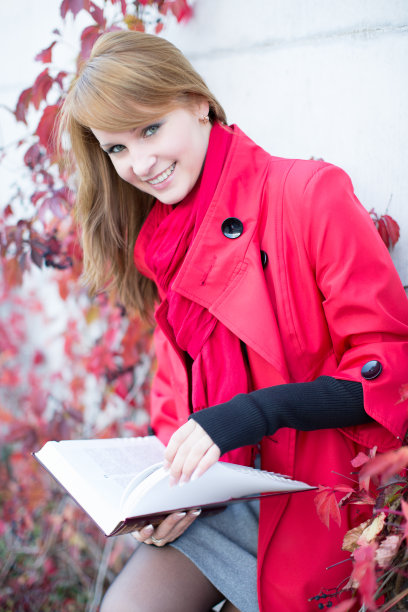 年轻有魅力的学生与字典。图片下载