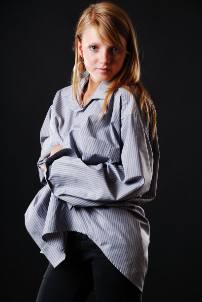 穿着大号男衬衫的漂亮女人图片下载