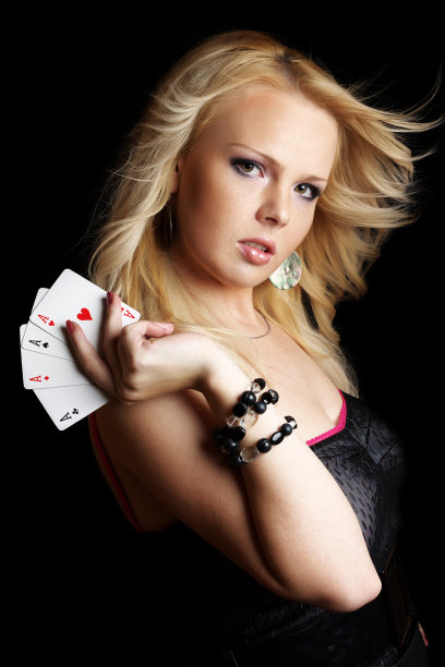 漂亮的金发女孩正在展示她的扑克牌图片下载