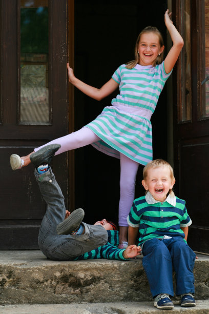 玩耍的孩子图片下载