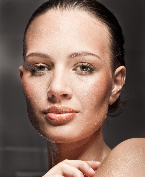 脸上有水滴的漂亮女人图片下载