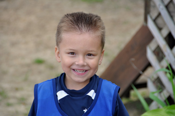 可爱的孩子正在擦干图片下载