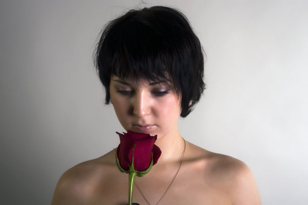 女孩和玫瑰图片下载