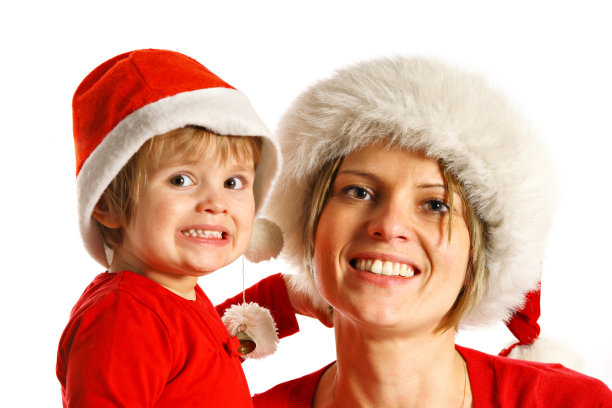 母亲和女儿在圣诞小屋图片下载