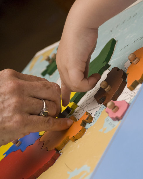 孩子正在上地理课图片下载