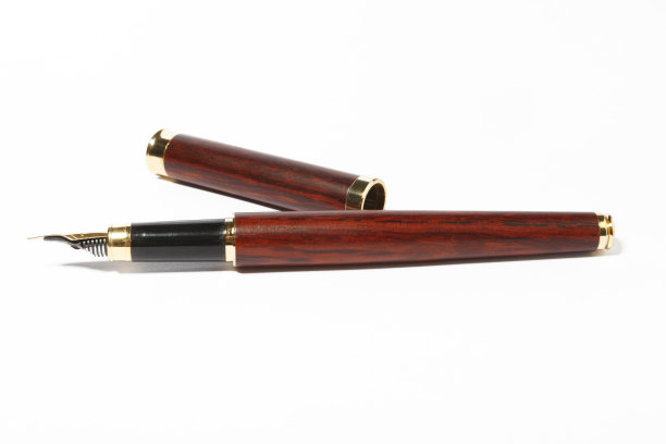 用木头和金子制成的开放式钢笔图片下载