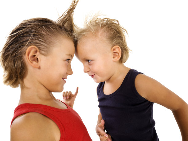 留着朋克发型的年轻男孩图片下载