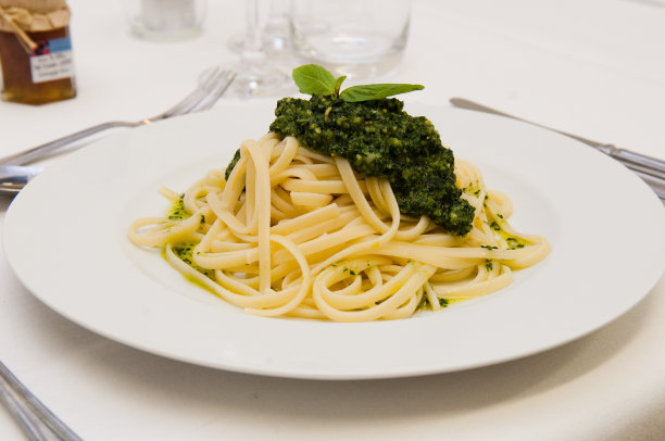 意大利面和香蒜沙司图片下载