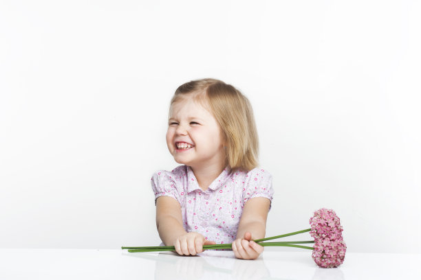 年轻的金发女孩拿着花图片下载