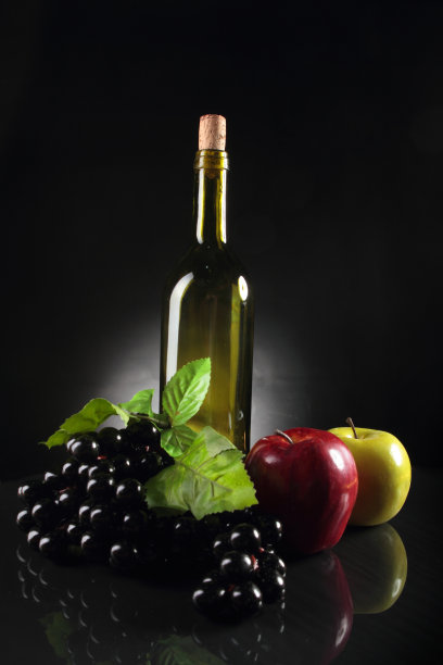 酒瓶和水果图片下载