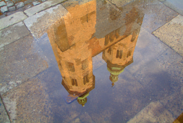 克拉科夫圣安德鲁教堂的倒影图片下载