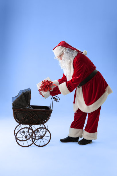圣诞老人把礼物放在婴儿车里图片下载
