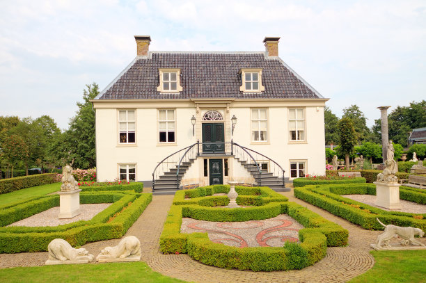 荷兰拥有美丽花园的传统中世纪大厦图片下载