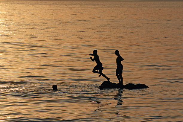 跳进水里图片下载