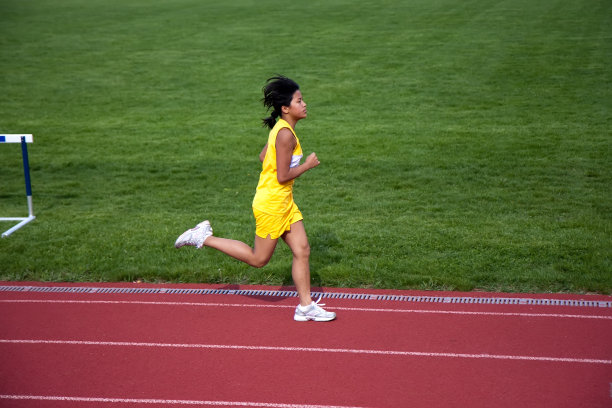 跑步的女孩图片下载