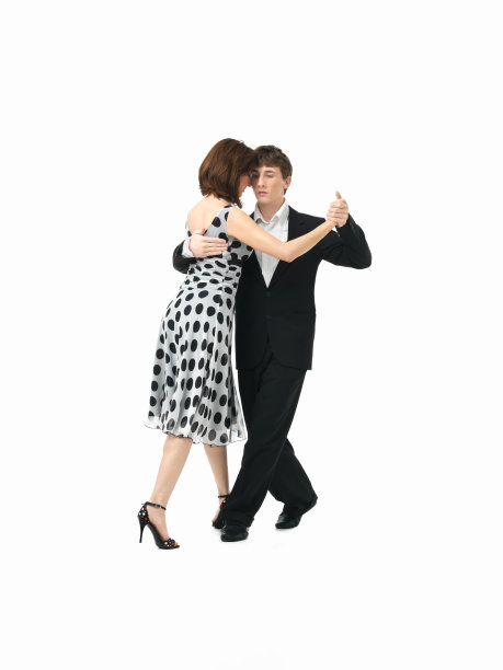年轻的夫妇跳探戈，白色的背景图片下载