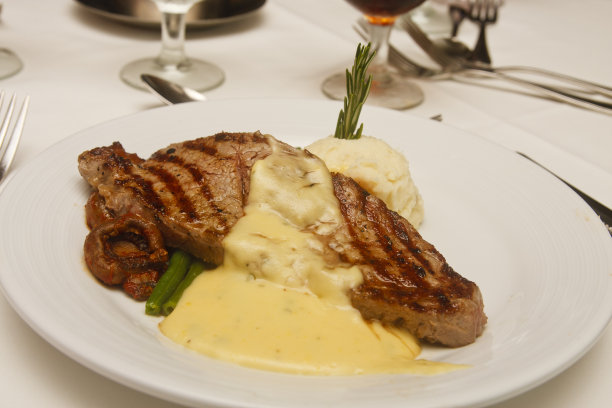 白盘烤牛排配贝纳斯酱图片下载