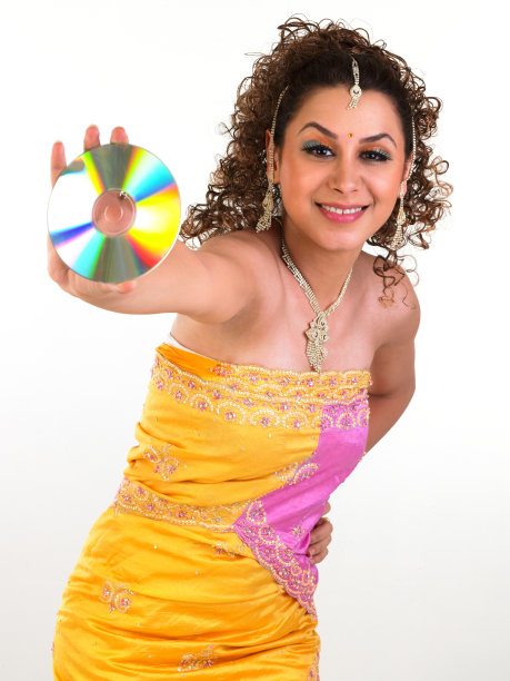 穿着黄色服装拿着CD的女孩图片下载