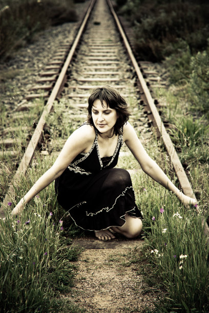漂亮女孩跪在铁轨上图片下载