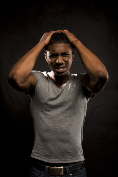 男人沮丧地盯着相机图片下载