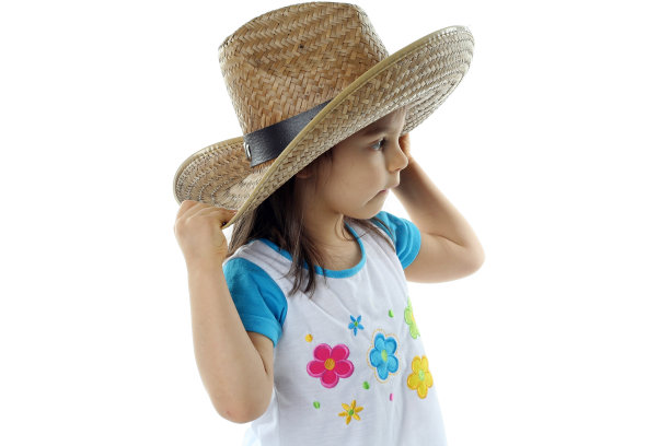 戴着帽子的小女孩被孤立在白色的背景上图片下载