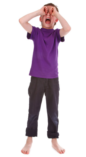 小男孩哭了图片下载