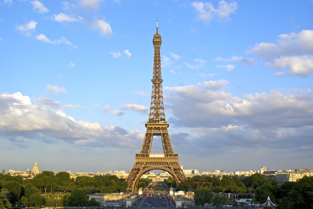 黄昏时的埃菲尔铁塔图片下载