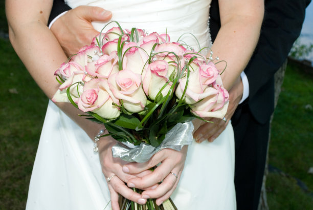 新婚夫妇拥抱,鲜花。图片下载