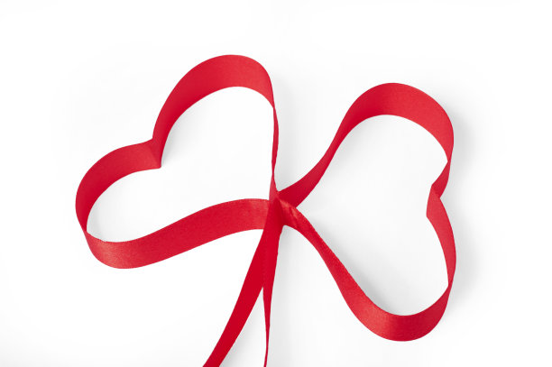 红丝带塑心，白底孤立图片下载