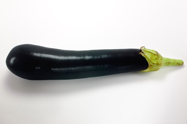 紫色茄子，孤立在白色上图片下载
